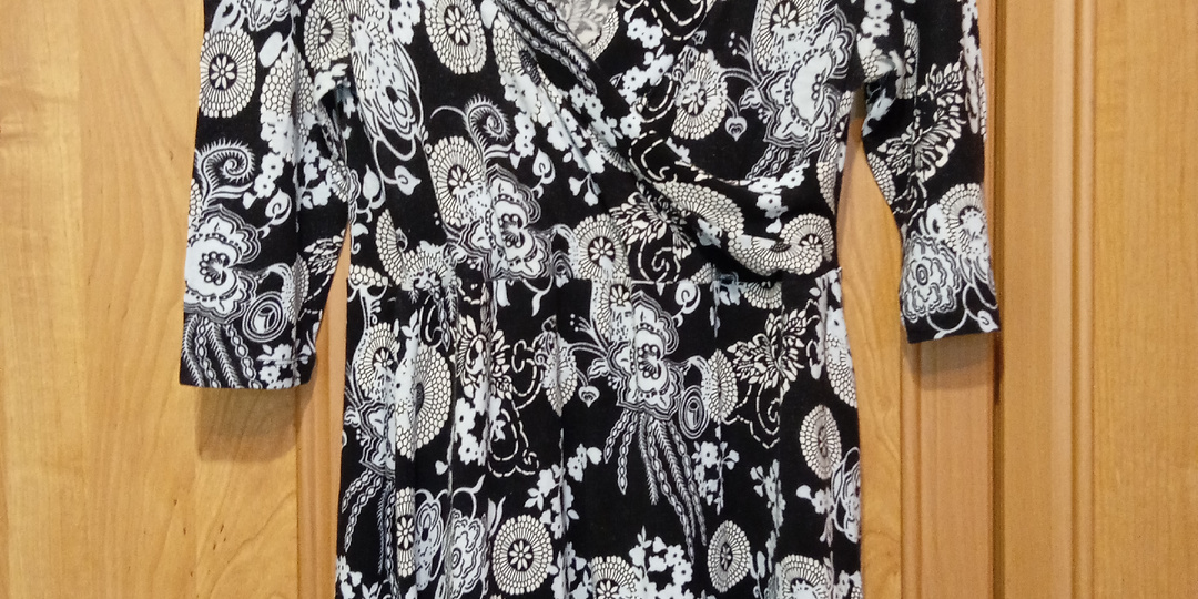 Как исправить слишком глубокий вырез горловины на платье с запахом