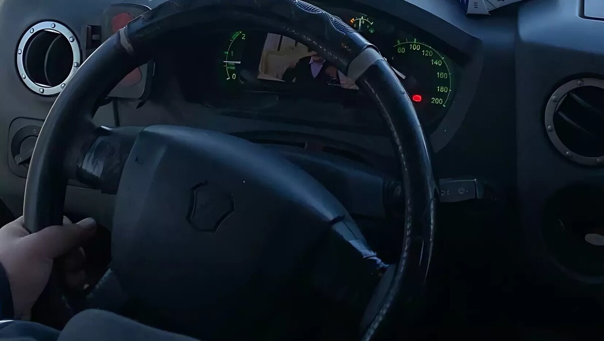     В редакцию «Восток-Медиа» поступило сообщение от жителя Владивостока, «заставшего» водителя маршрутки за просмотром сериала во время рейса. Оказалось, это был армянский ситком.