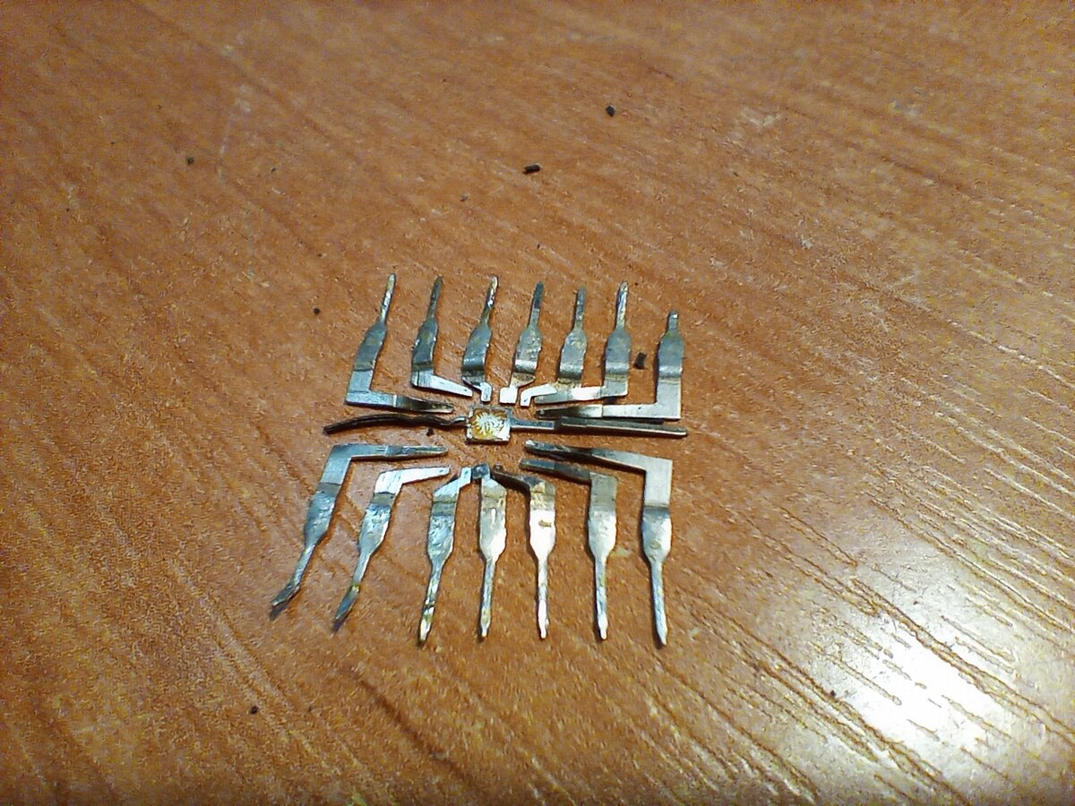 К547КП1А и К547КП1В восемь полевичков в двух микросхемах и мало золота ...