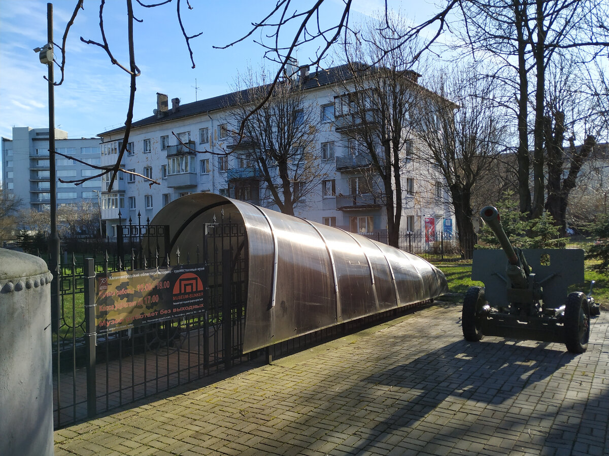 Современный наземный павильон одного из наклонных входов