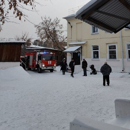 Замыкание светильника в детском саду на улице Желябова областного центра привело к срабатыванию автоматической пожарной системы утром 16 января. Как сообщает пресс-служба ГУ МЧС России по Иркутской области, персонал детского сада оперативно эвакуировал всех подопечных на улицу.