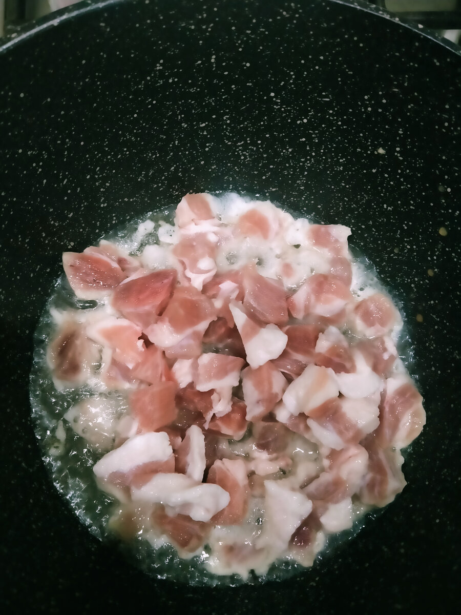 Жарим мясо.