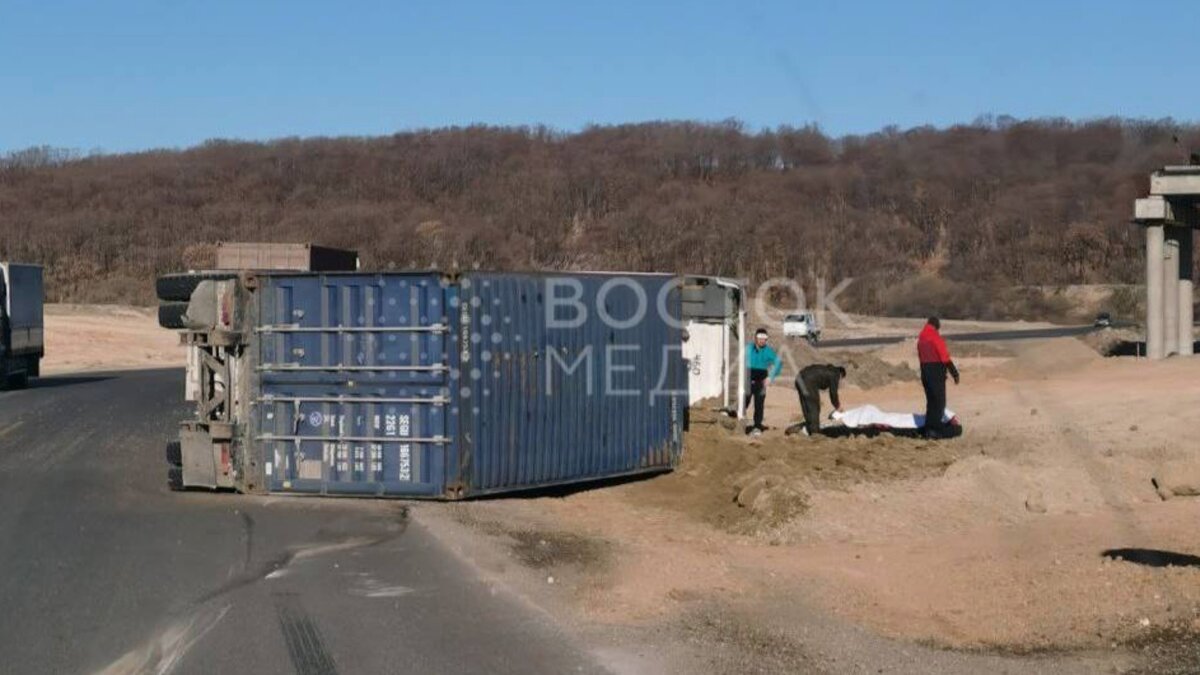     В Надеждинском районе Приморского края фура опрокинулась прямо на обочину дороги. Фотографию с места ДТП прислал читатель «Восток-Медиа».