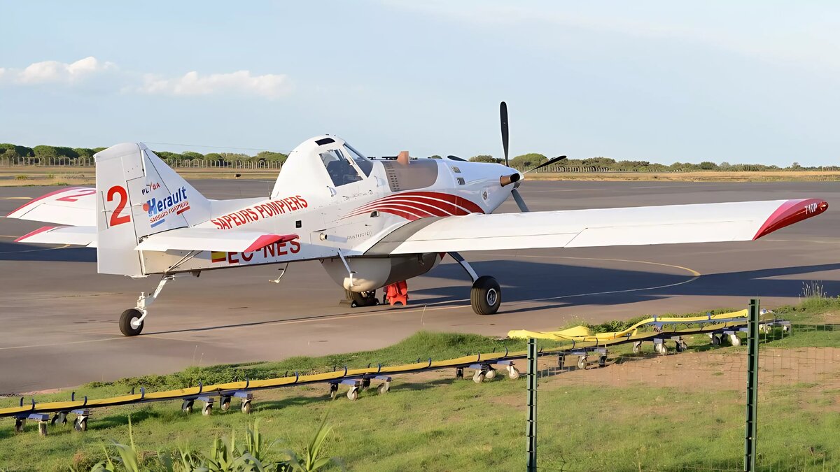     На трассу чилийского города Тальке рухнул загоревшийся самолет. Происшествие случилось недалеко от аэродрома Пангилемо. Очевидцы сняли на видео момент падения полыхающего лайнера. Пилот погиб.