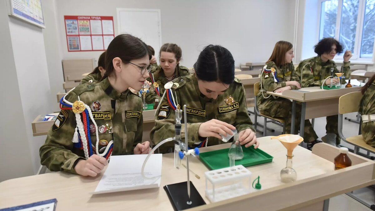     В Ижевске 15 января открылась школа № 63 после капитального ремонта. Работы начались в марте прошлого года и завершились в конце декабря. Это первое образовательное учреждение столицы Удмуртии, обновленное в рамках программы «Модернизация школьных систем образования».