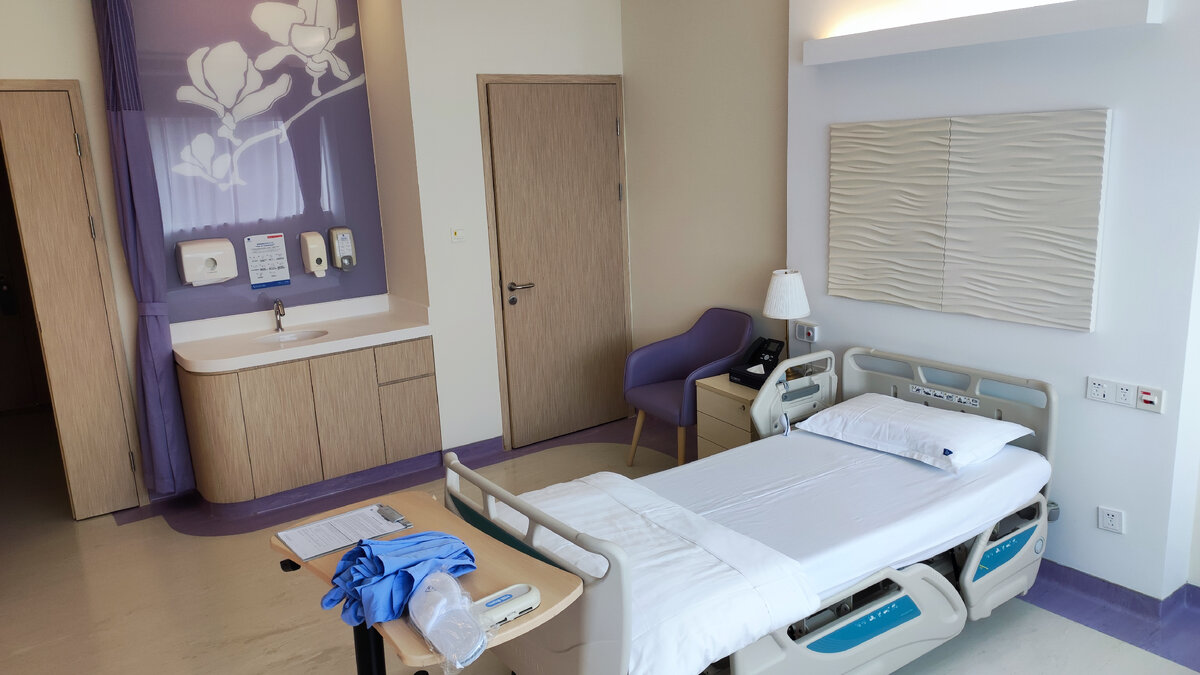 Палата в United Family Hospital. Фото автора.