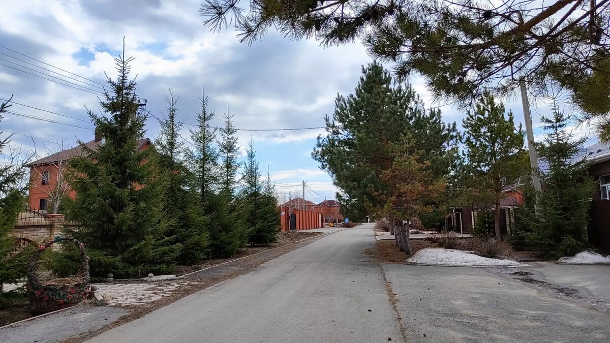     В Кировском округе Омска есть несколько элитных коттеджных поселков. Сегодня Город55 решил остановиться на «Долине нищих» и показать самые дорогие и интересные варианты продаваемой здесь жилой недвижимости.