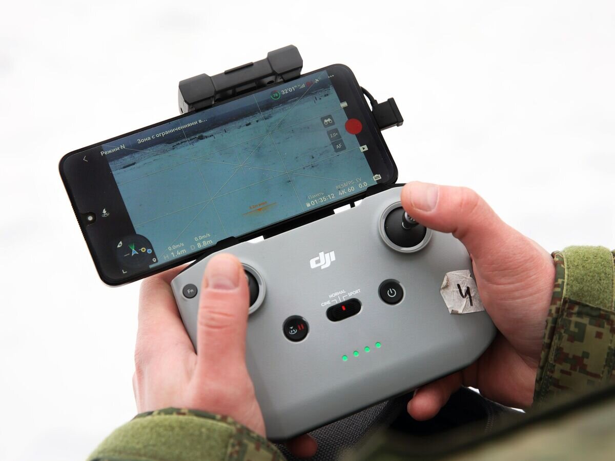    Оператор управляет беспилотным летательным аппаратом© РИА Новости / Виталий Белоусов