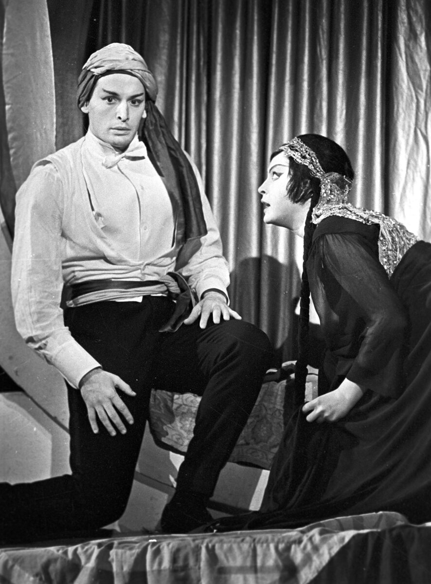    В 1953 году Лановой поступил на факультет журналистики МГУ, но, проучившись всего полгода, перевёлся в Театральное училище имени Щукина / РИА Новости