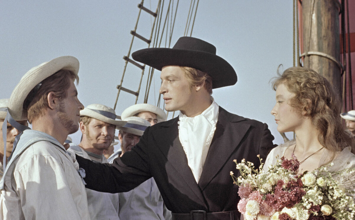    Ещё в студенчестве он дебютировал в кино — исполнил главную роль в фильме «Аттестат зрелости». Затем Лановой снялся в лентах «Павел Корчагин» и «Алые паруса» / РИА Новости