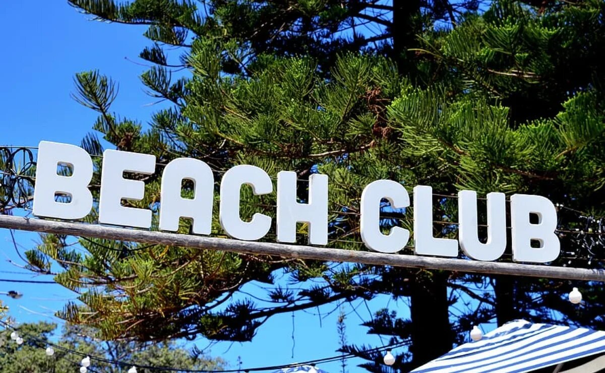    Пляжные войны докатились до Турции: эко-активисты борются с пляжными клубами