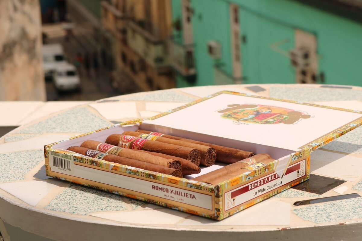 Самые популярные марки: Cohiba, Romeo y Julieta, Montecristo и Punch. На Кубе производят два вида сигар: фабричные и фермерские. Первые делают на предприятиях, на каждую наносят маркировку, а на коробку — голограмму. Второй вид скручивают вручную на табачных фермах. Опознавательных знаков никаких, поэтому их проще подделать. Фото: J V / Unsplash