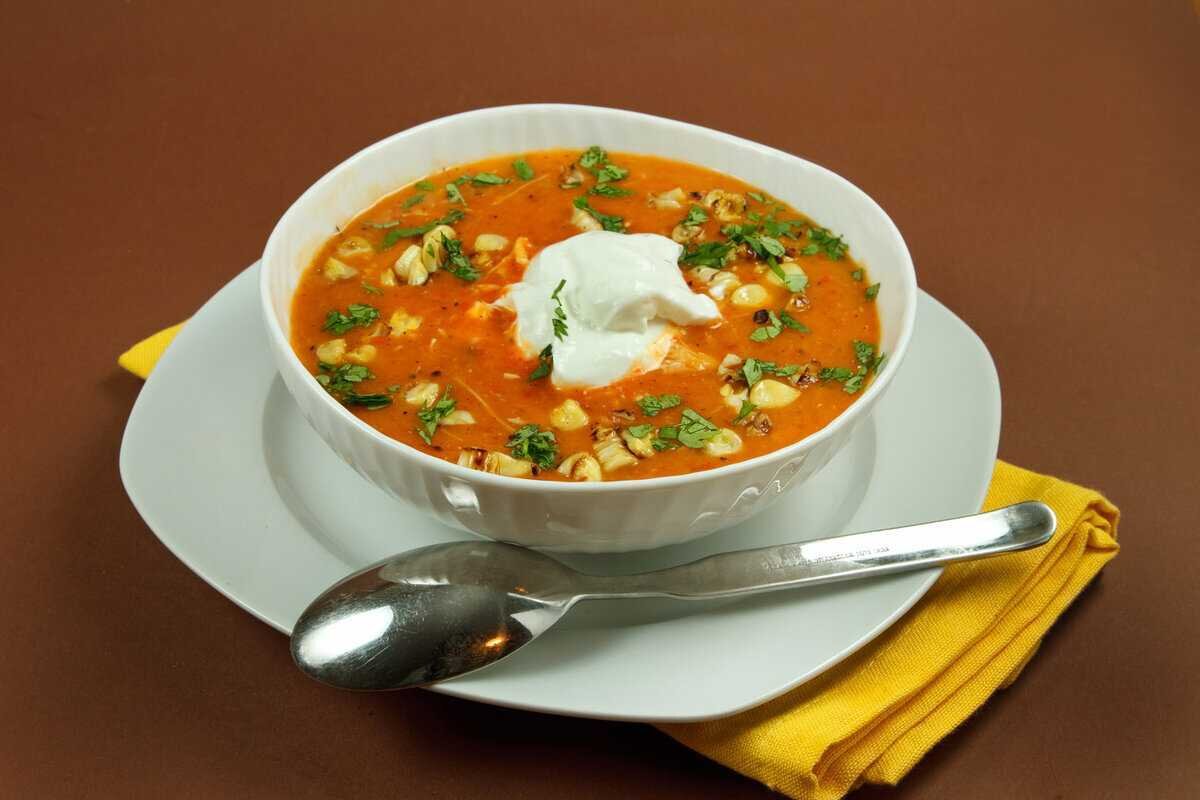 Супы универсальны и могут быть подходящими для любого времени года. Они особенно полезны в холодное время года, когда организму требуется дополнительная защита от низких температур. Теплый суп помогает согреться и поддержать оптимальную температуру тела.