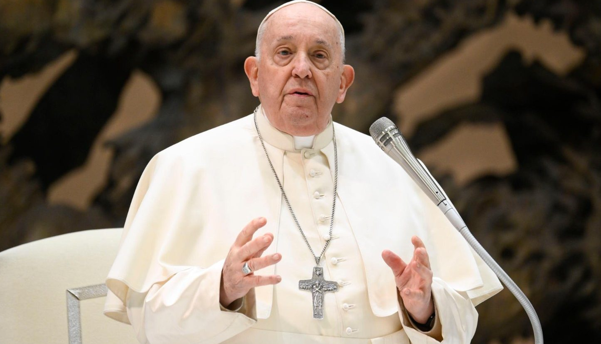 Римский папа неловко оправдывается за разрешение благословлять гей-пары |  БайБайден | Дзен