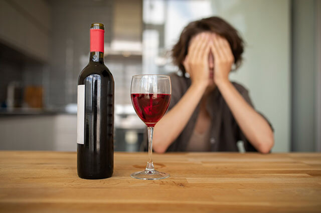 Как оказать неотложную помощь при отравлении алкоголем? (источник изображения: freepik.com) 