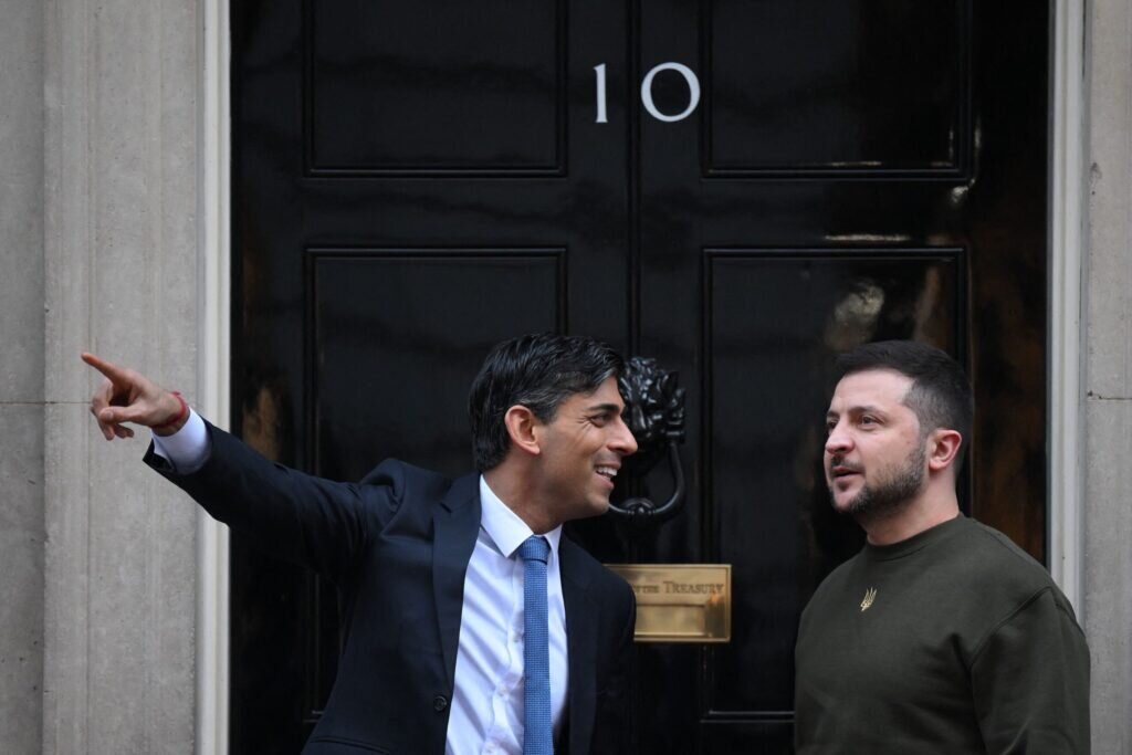 Ukraine’s President Volodymyr Zelensky (R) talks with shakes Britain’s Prime Minister Rishi Sunak after arriving at 10 Downing Street in central London on February 8, 2023, ahead of their meeting. — Ukraine’s President Volodymyr Zelensky on Wednesday hailed Britain as «one of the first» countries to support Ukraine after Russia invaded, on his first visit to London since the war broke out nearly a year ago. (Photo by Daniel LEAL / AFP) (Photo by DANIEL LEAL/AFP via Getty Images)