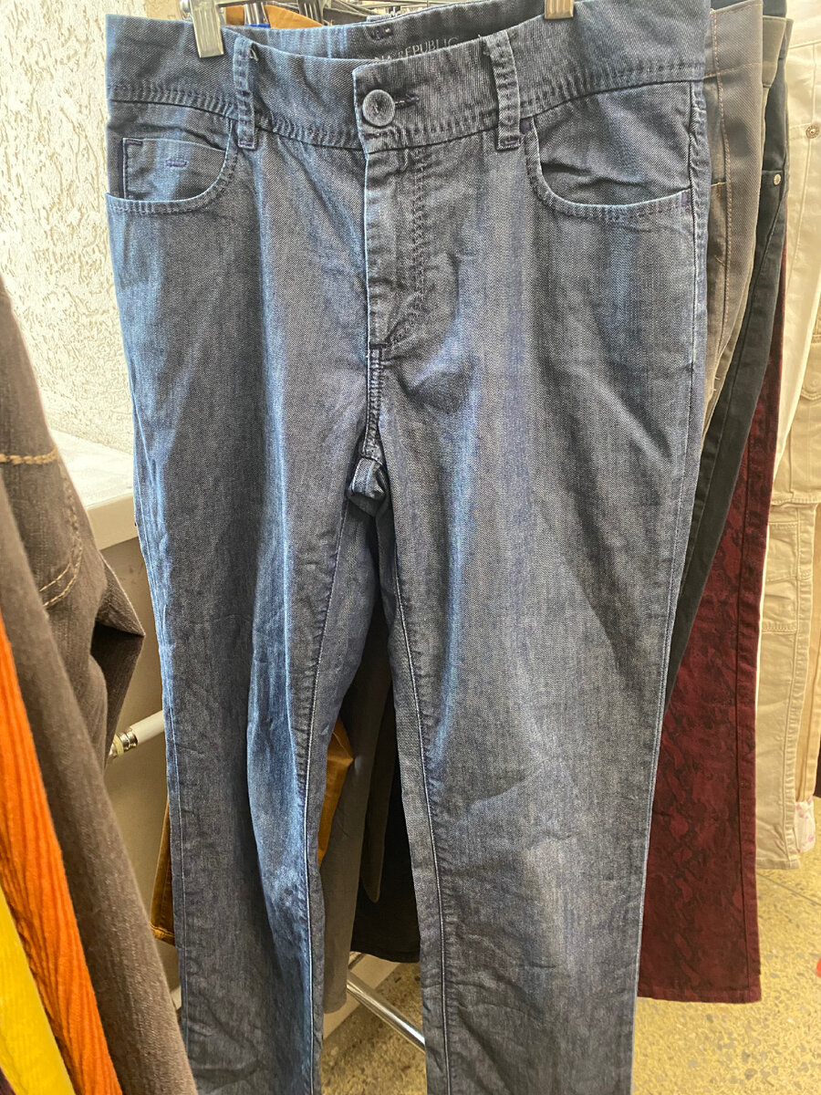 маркет одежды. женские вещи. масс маркет одежда. покупатель одежды. девушка выбирает одежду.