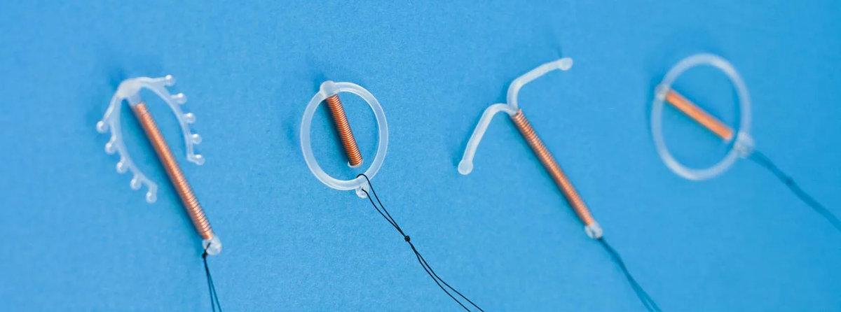 В основном внутриматочные спирали имеют Т-образную форму, но бывают и другие варианты (фото: https://sofiamed.ru/procedure-treatment/vnutrimatochnaya-spiral)