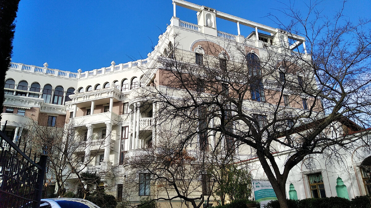 Особняк у входа в Ливадийский парк