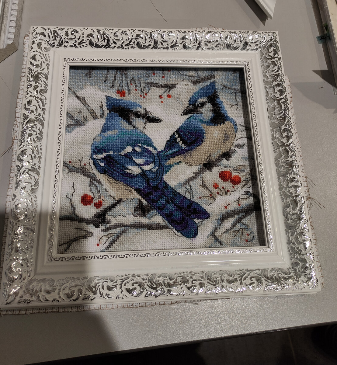 Подбираю багет. Голубые сойки, вышиты по набору Риолис. Серебряная рама для вышивки. На фото она не такая активная. Вживую - блестит сильно-сильно. 