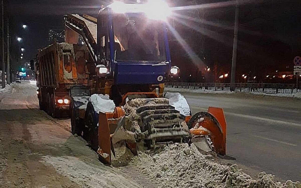 За ночь 1,8 тыс. кубометров снега вывезли с платных парковок в Воронеже |  Горком36 | Воронеж | Дзен