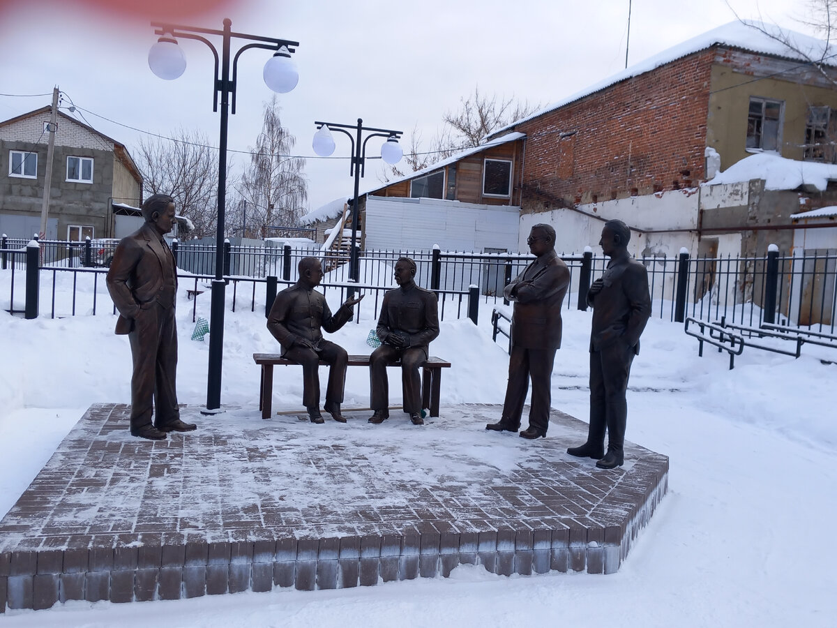 Памятник знаменитым ковровским оружейникам около музея оружейной славы