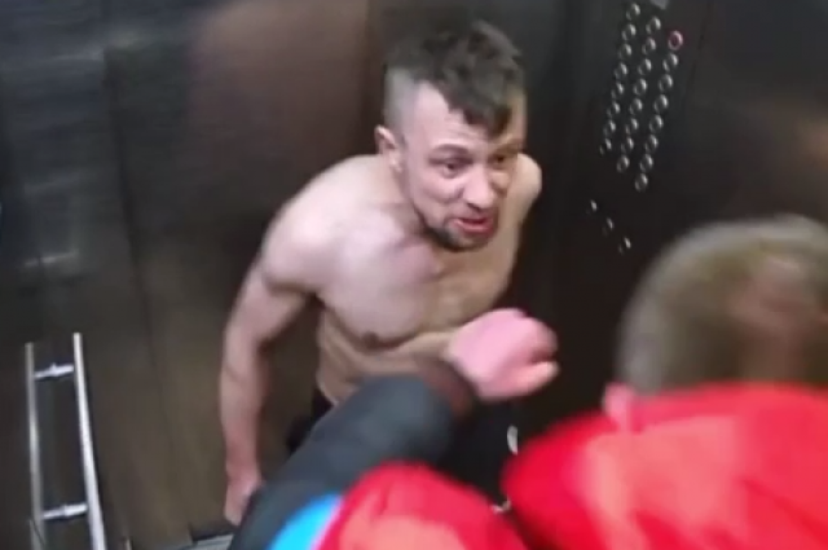    В Петербурге задержали голого агрессора, жестоко избившего мужчину в лифте