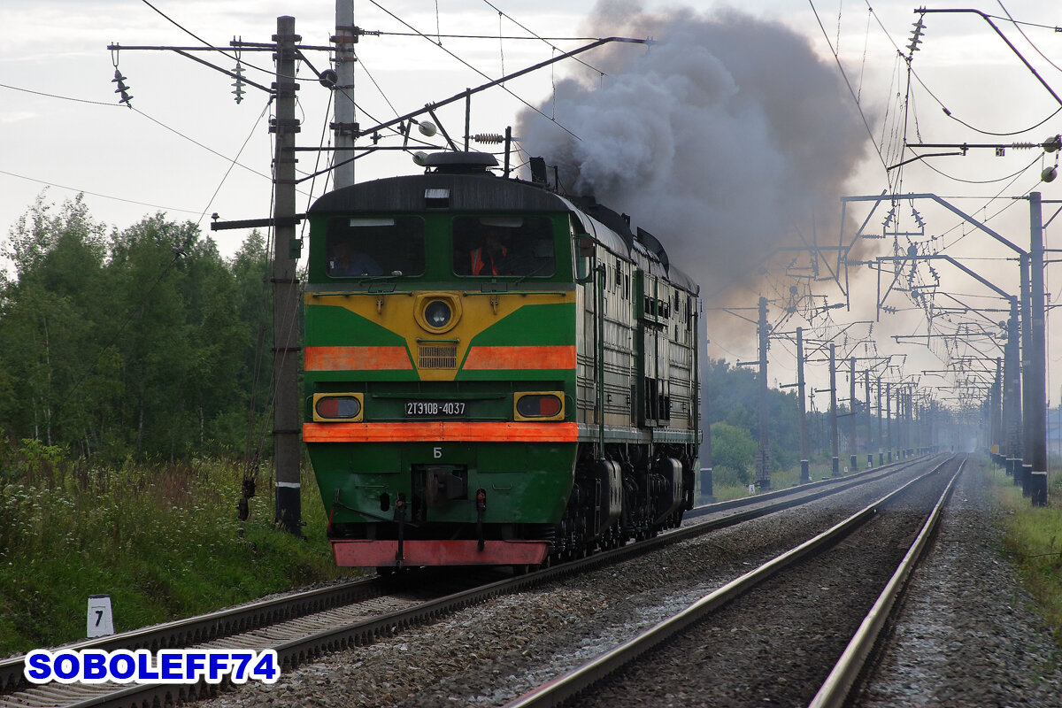  Тепловоз 2ТЭ10В-4037 в фирменной окраске Горьковской железной дороги. Станция Новки-1 Горьковской железной дороги. Июль 2009 года. С тех пор не осталось ни 2ТЭ10В, ни такой окраски.