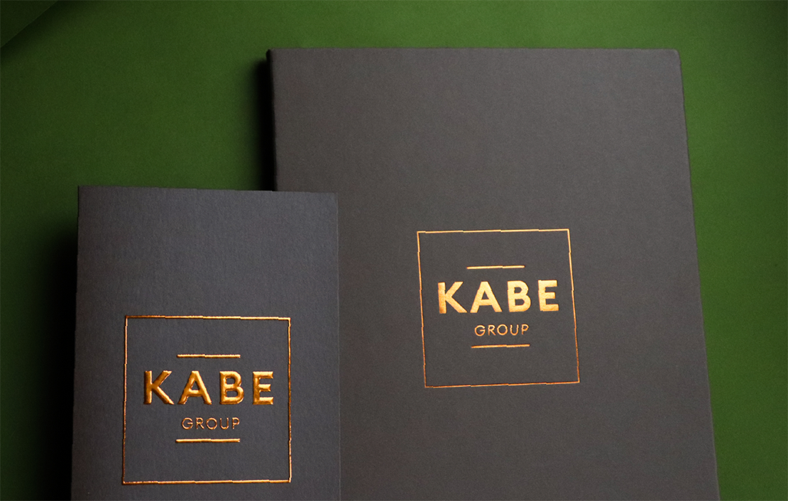 Пример нанесение логотипа с помощью 3D фольги (слева) и тиснения (справа)