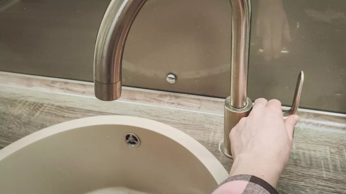     Жители Чистополя третий раз с начала 2024 года остаются без воды из-за прорыва. Власти муниципалитета сообщили об очередной аварии недалеко от предприятия АСО. Об этом предупредила пресс-служба районной администрации.