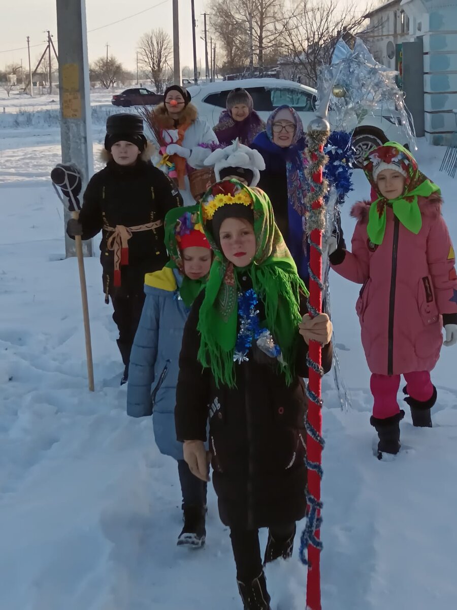 Собравшись в клубе, нарядившись, мы отправились по дворам – щедровать. Я кстати нарядилась снеговиком)))