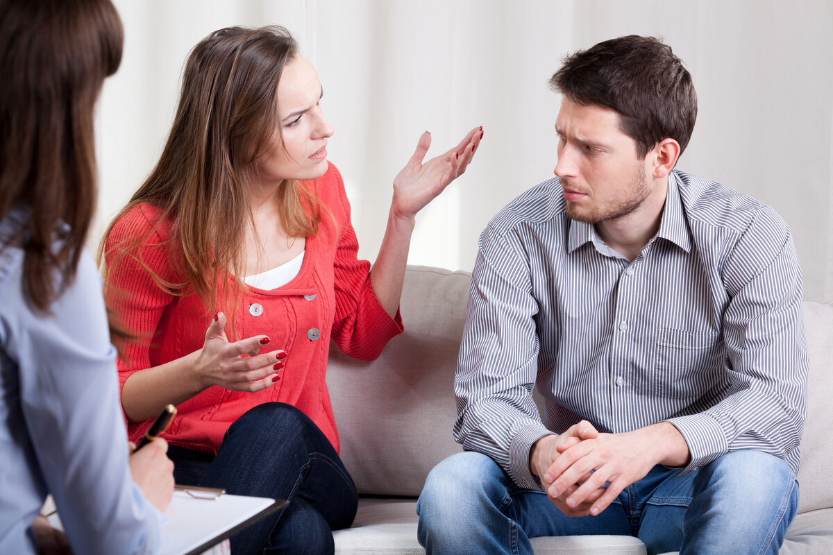 Доверие после измены. Семейный психолог. Семейное консультирование. Семейная пара у психолога. Психотерапия семейных конфликтов.
