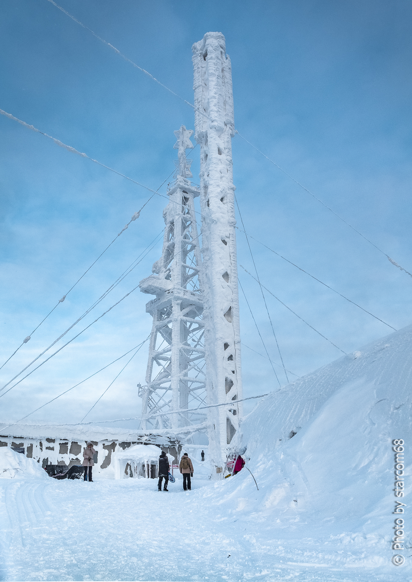 Так встречает нас макушка Полюда. Впереди визит-центр, справа заброшенный ангар