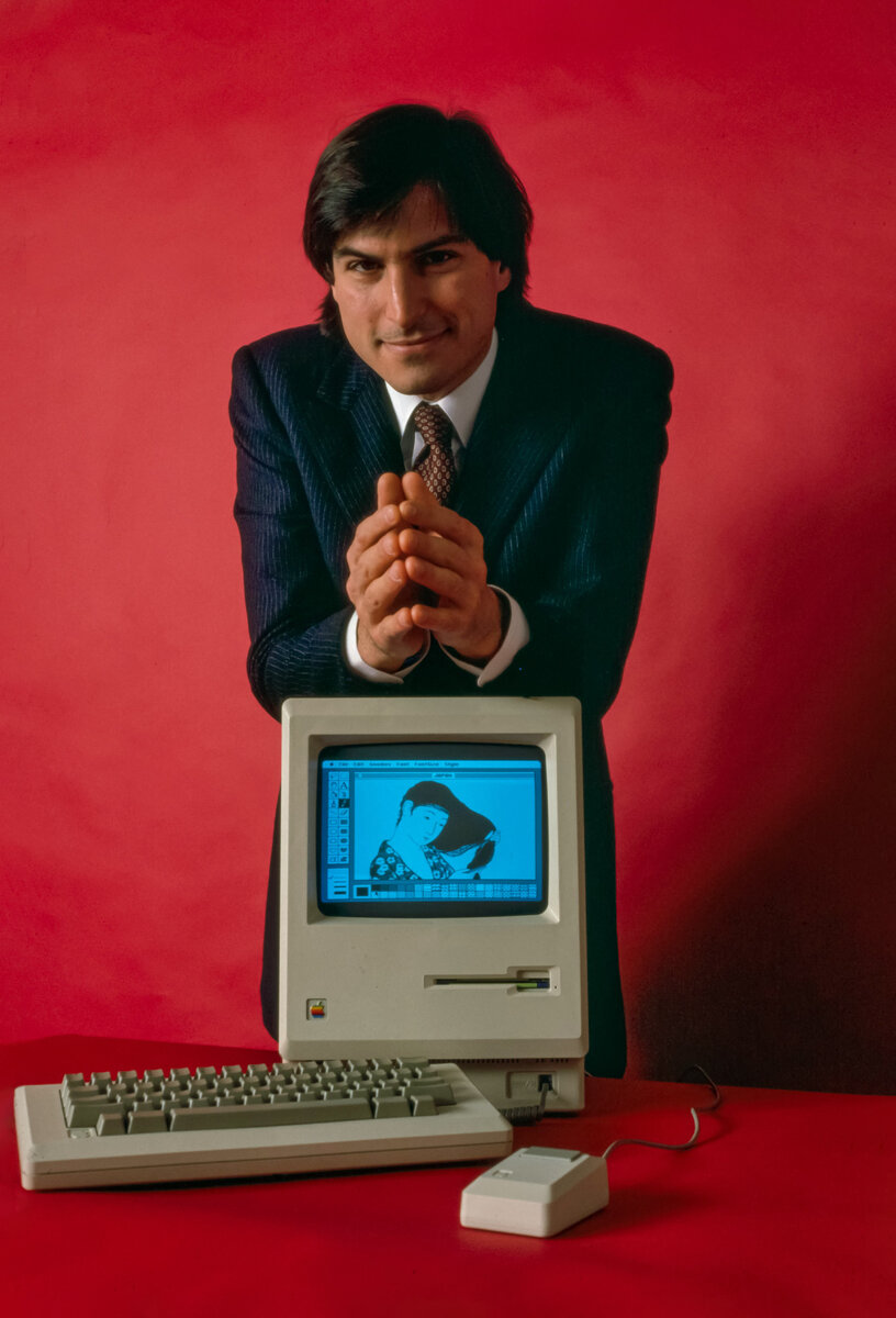 Стив Джобс с первым компьютером Macintosh, январь 1984, изображение: Bernard Gotfryd, public domain, commons.wikimedia.org