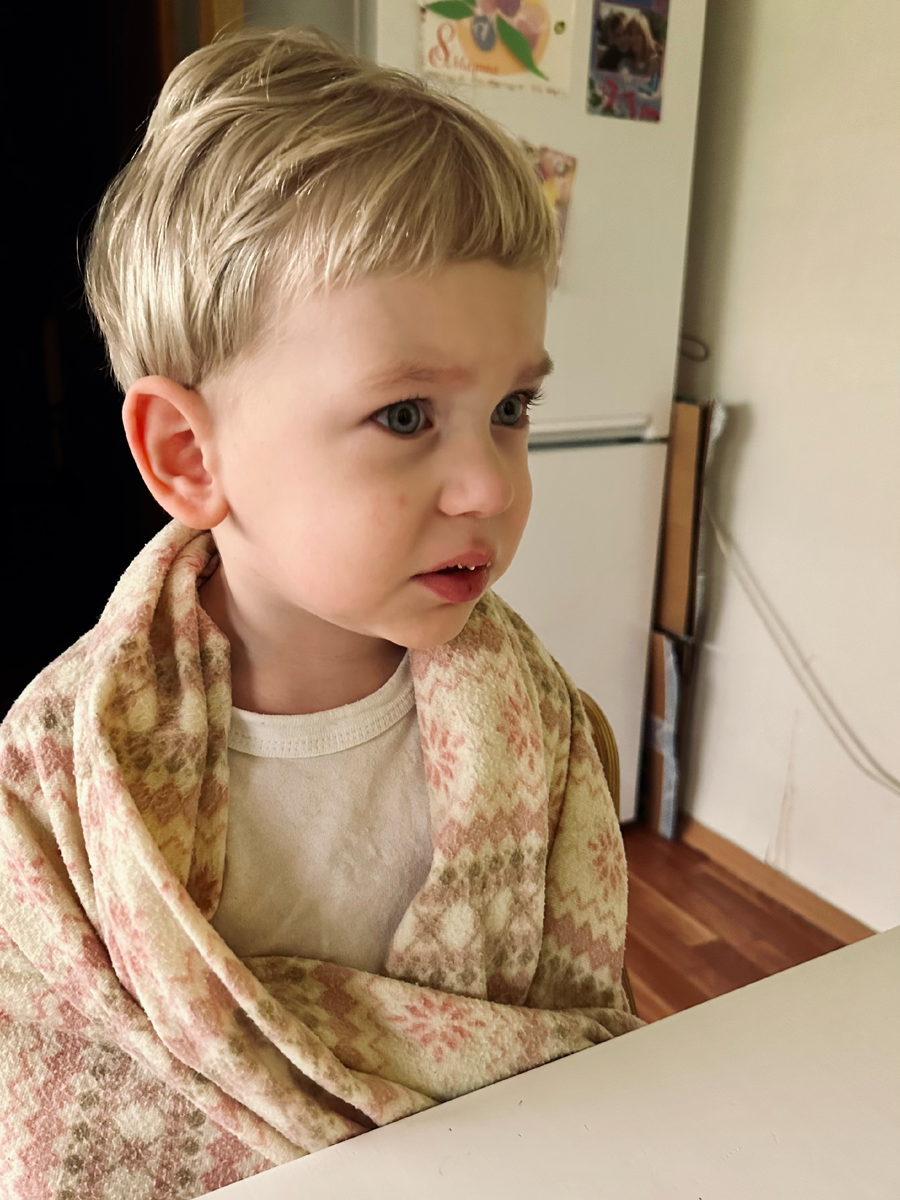 Не слишком довольный Тима во время завтрака :)