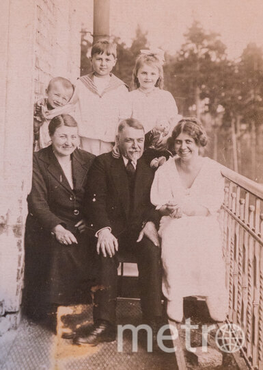    1920-е годы. Внучка Островского Мария (крайняя слева в нижнем ряду), правнуки драматурга Владимир и Мария (во втором ряду справа).из личного архива Ольги Черниковой