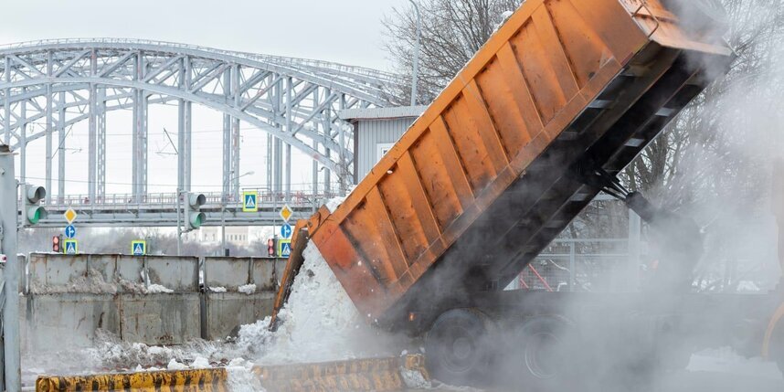    Снег очищают от крупного мусора.vodokanal_spb