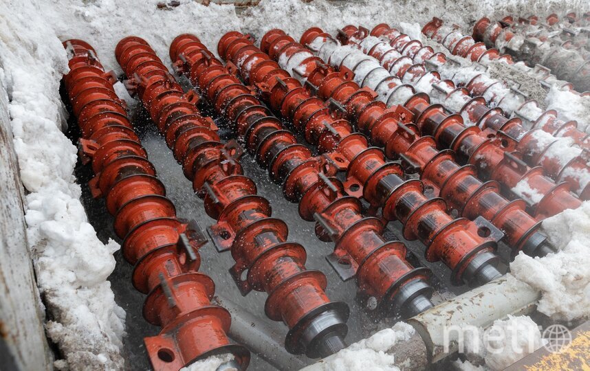    На специальных дробилках измельчают снежные массы, после чего они падают в коллектор и соединяются со сточными водами.vodokanal_spb