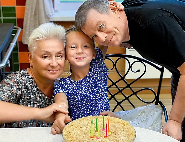 Фото: Вадим с женой Галиной и внучкой Соней avatars.dzeninfra.ru