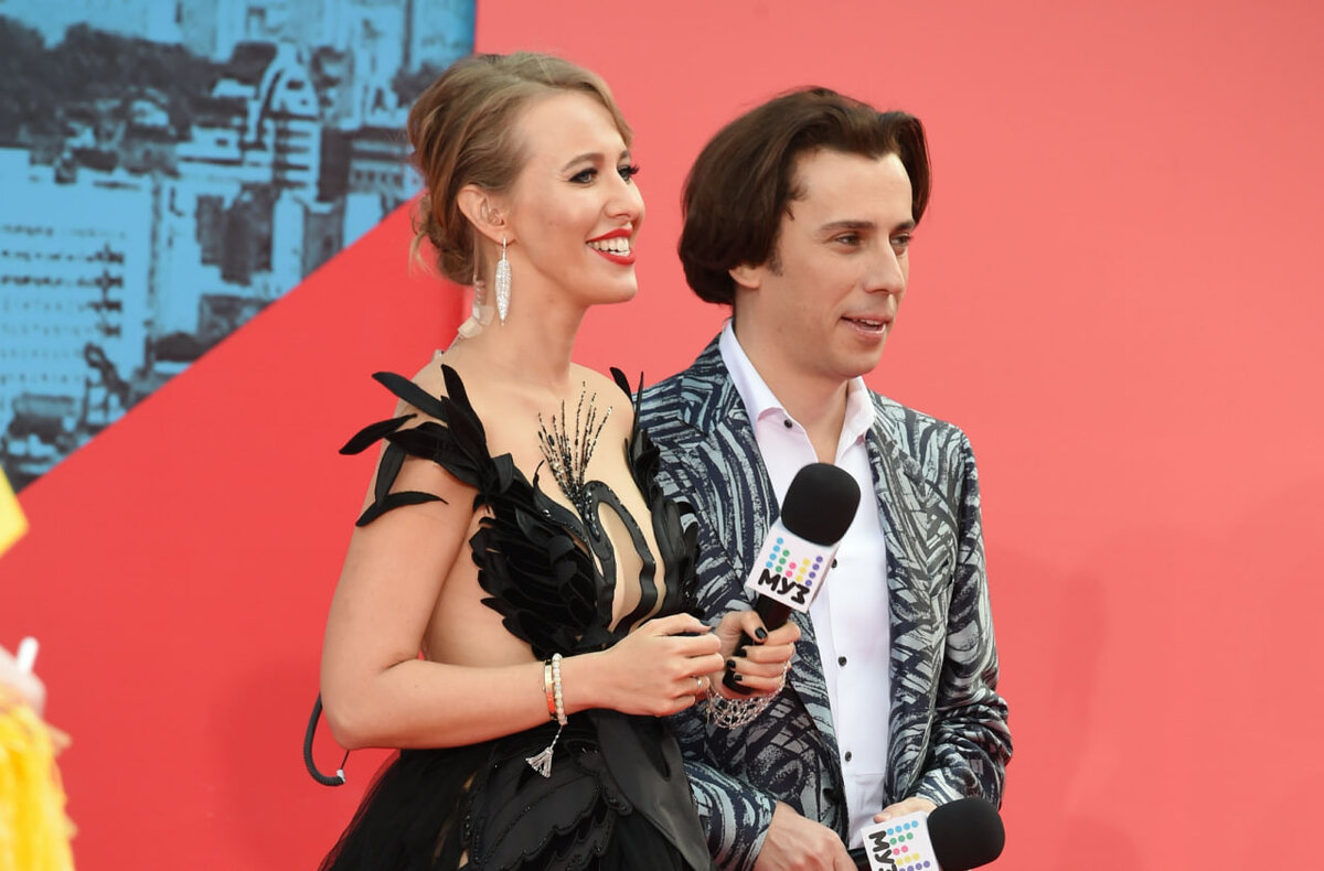 ОДНИ ИЗ ГЛАВНЫХ ГЕРОЕВ ГЛАМУРНОЙ ТУСОВКИ "ЭПОХИ ДО СВО" - КСЕНИЯ СОБЧАК И МАКСИМ ГАЛКИН*. ФОТО: ANATOLY LOMOKHOV/GLOBALLOOKPRESS