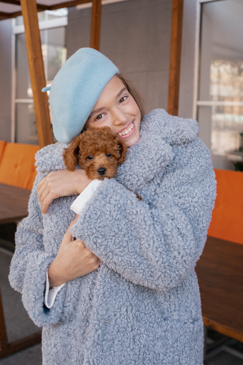 На модели - меховое пальто с натуральным утеплителем, артикул: 7235029П