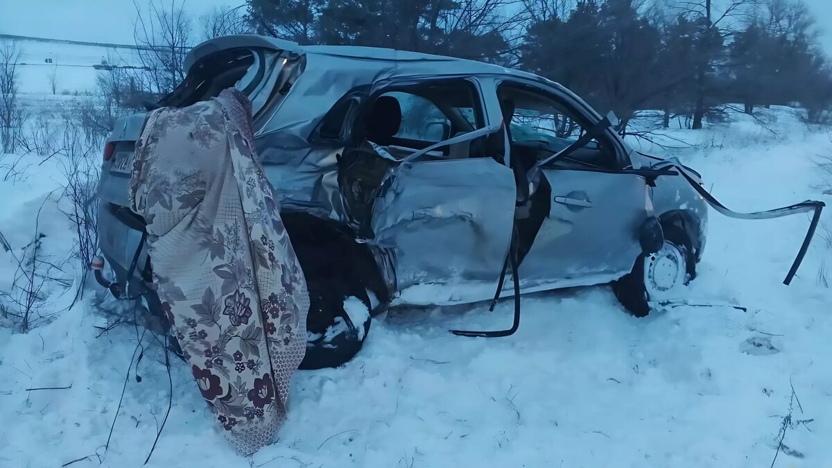     Женщина погибла в столкновении легковушки и «ГАЗели» на встречке в Котовском районе Волгоградской области, сообщает региональная полиция.