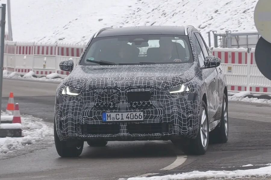 Автомобиль 2025 BMW X3 заметили в процессе тестирования на заснеженных дорогах Мюнхена.