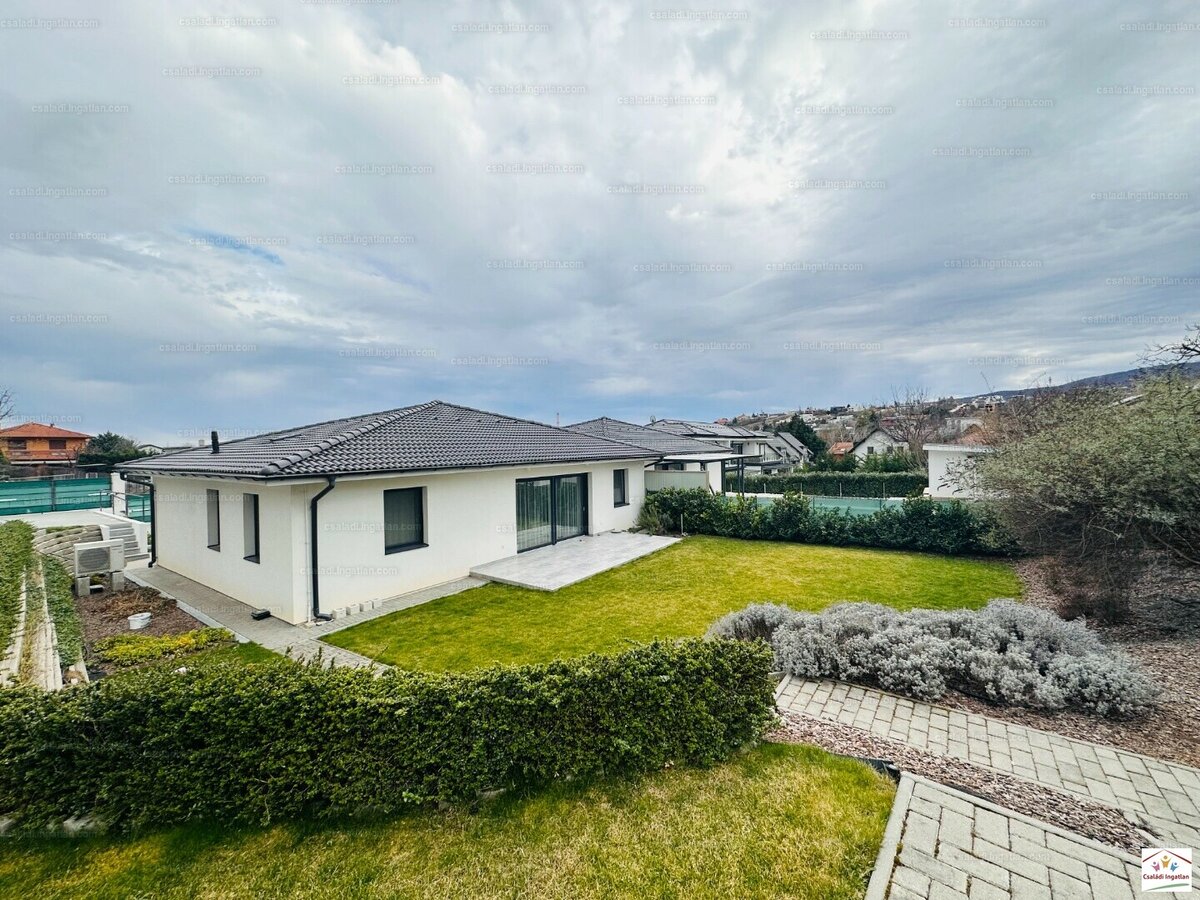 126 м2, 234 миллиона форинтов. Около 59 млн руб. Хотели бы такой?