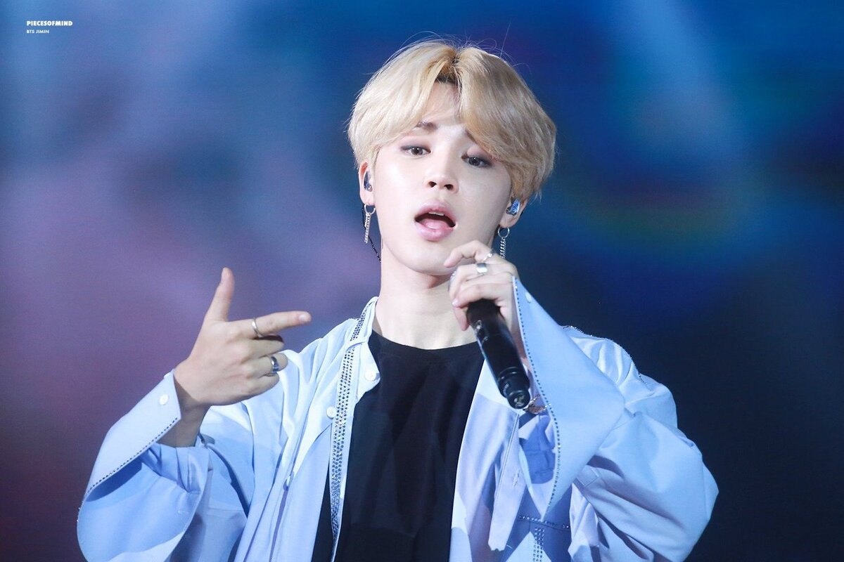 Всё же на пальцах Чимин показывает, что сегодня только две актавы ..