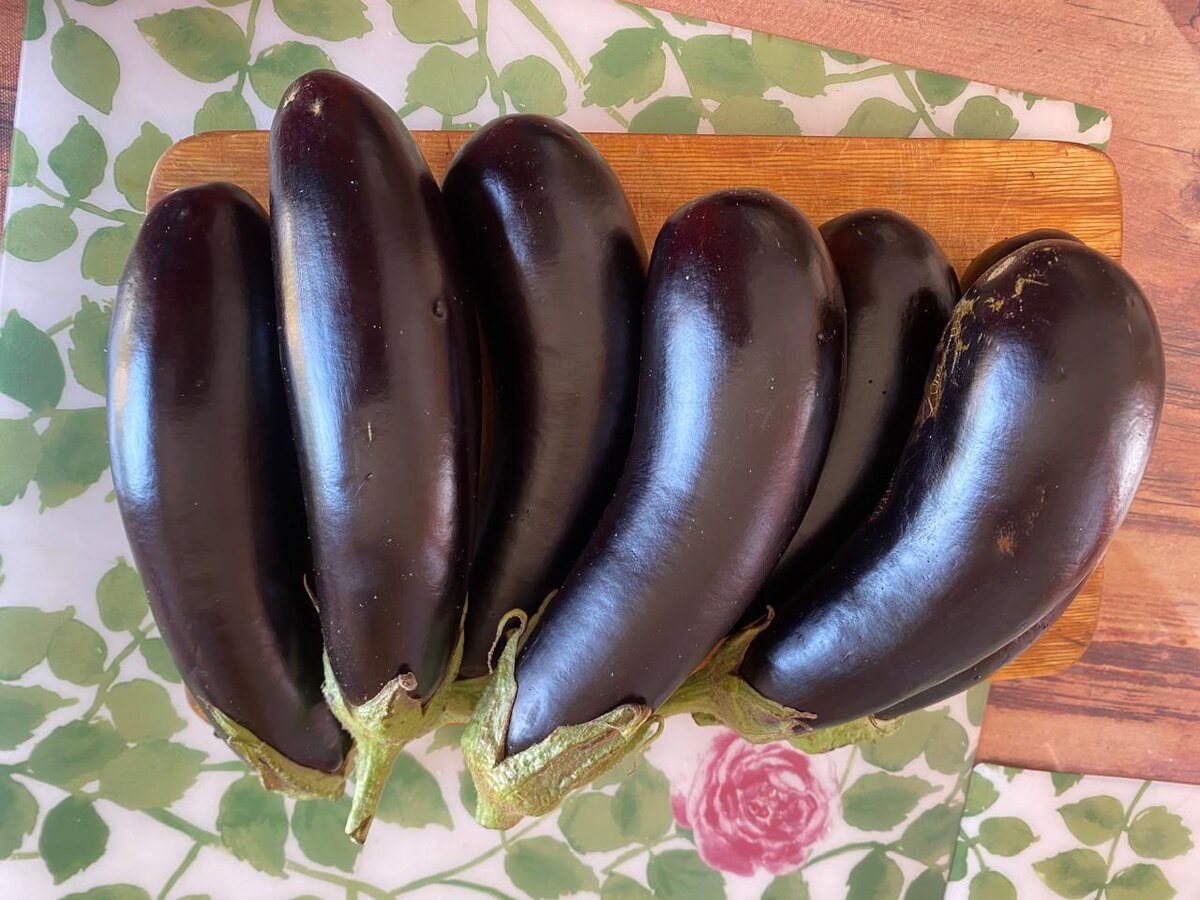 Баклажаны моем и очищаем.