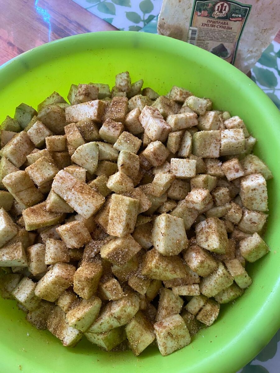 Нарезаем кубиками и пересыпаем хмели-сунели.