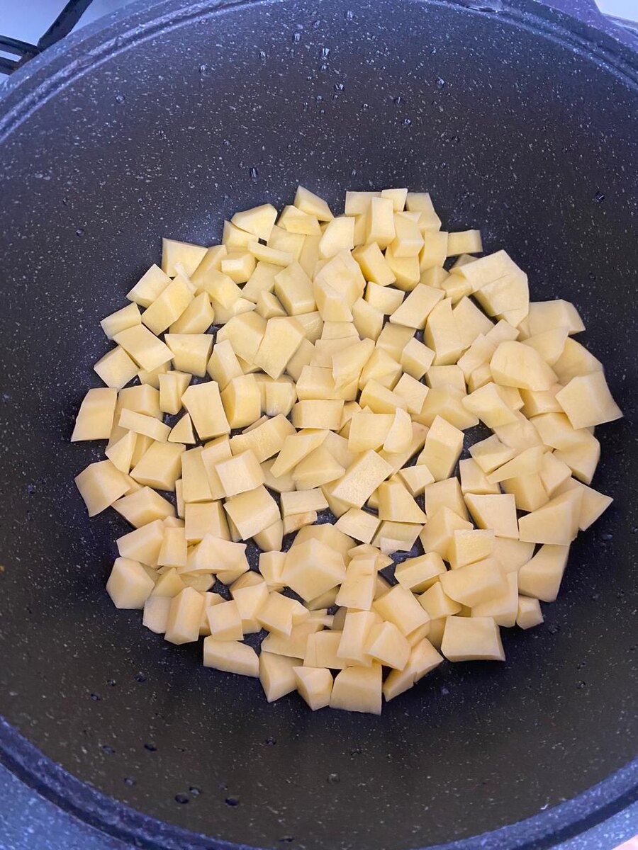 Картофель нарезаем кубиками и выкладываем в казан.
