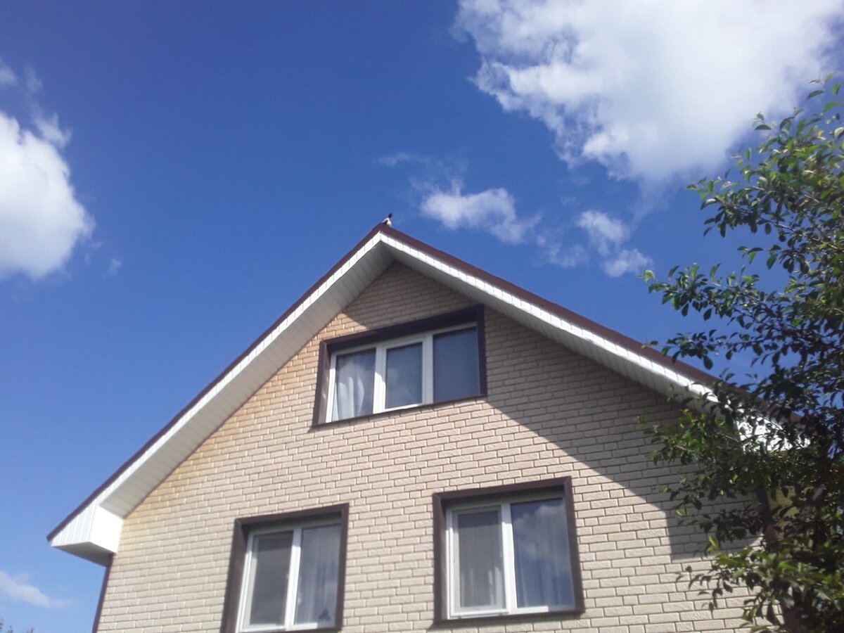 Вместо мансарды сейчас - "благоустроенный" чердак со шторами