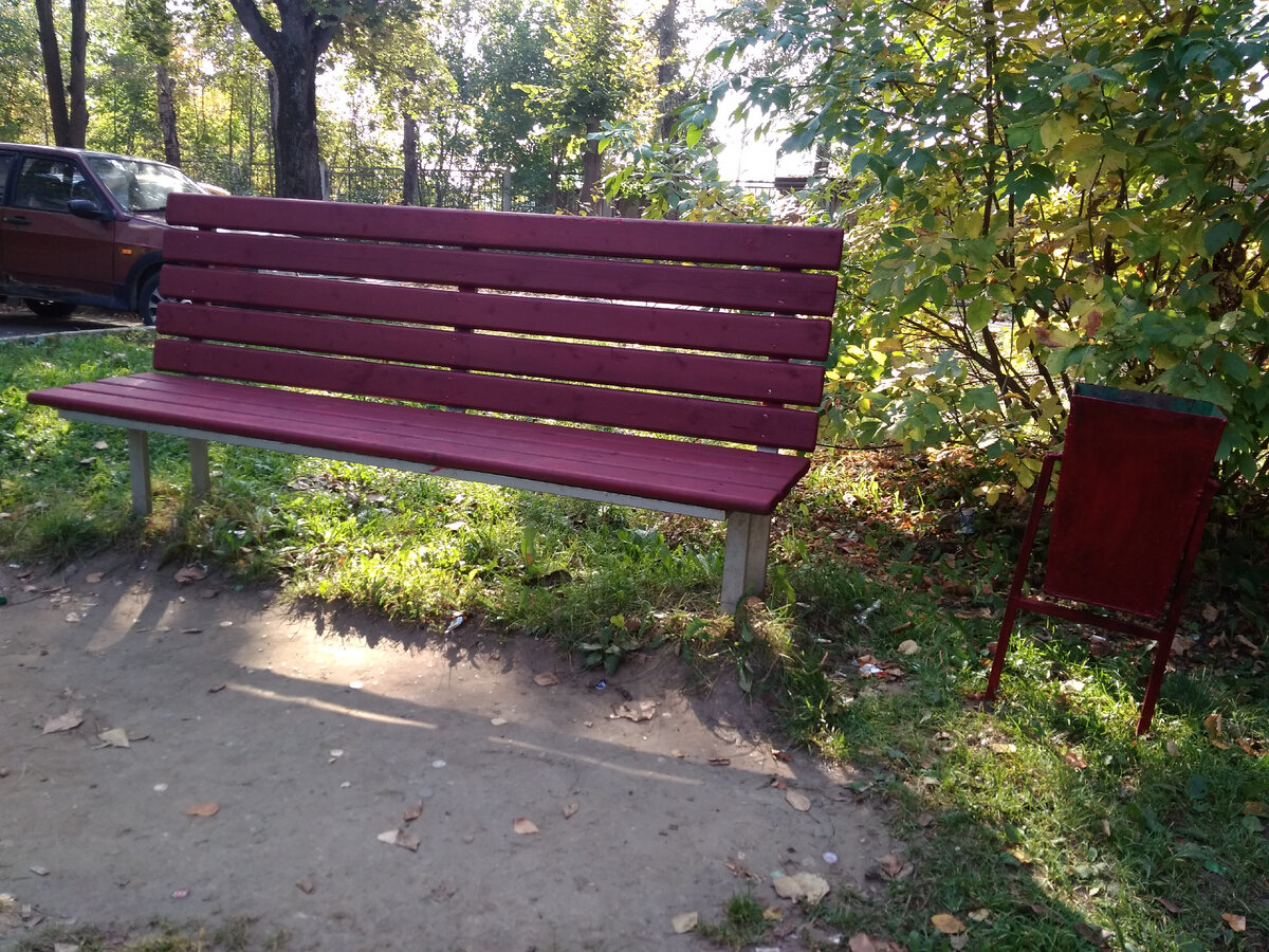 Днём на лавочке у подъезда отдыхали пожилые жильцы. А ночью их сменяли нетрезвые и агрессивные ребята.